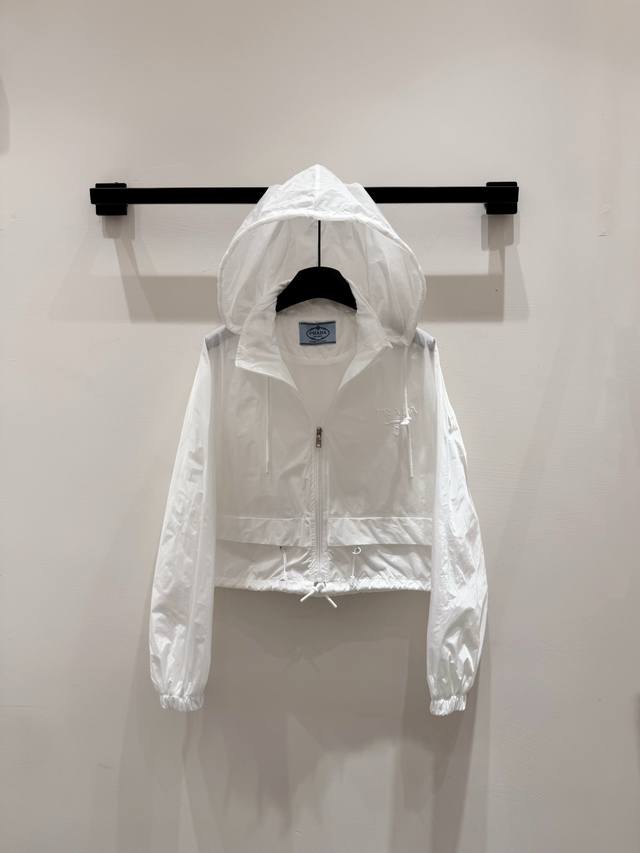 pr*Da25春夏新品 25Ss春夏新款糖果色防晒衣 落肩短款连帽设计减龄又少女帅气时髦 原版开模定制五金配件 定制记忆丝面料质感轻盈细腻 下摆做了抽绳设计 很