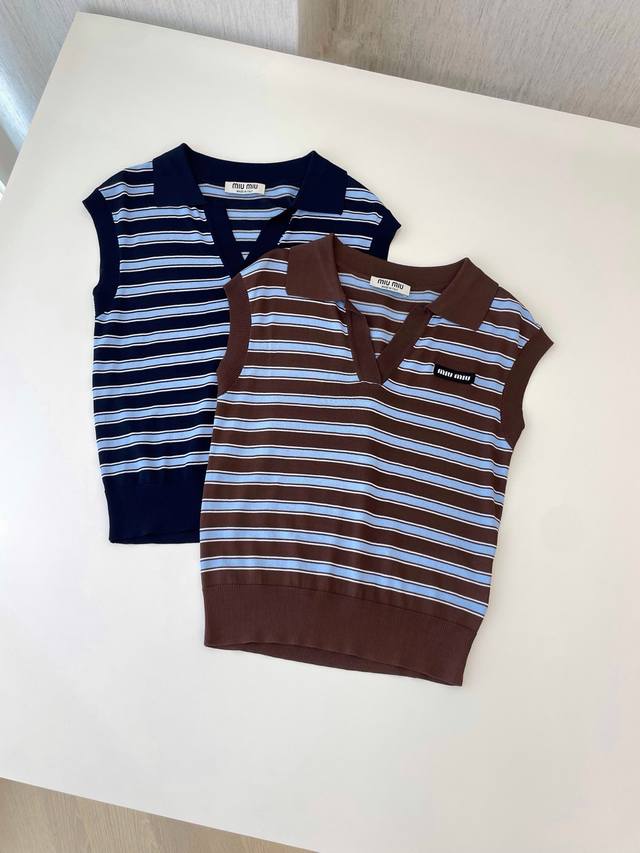 25新款 Miumiu 两款无袖polo领条纹针织衫 条纹元素经典且具有视觉延伸感 polo领增添复古与干练气质 丰富穿搭层次 又能展现高级感 且竖条纹在视觉上