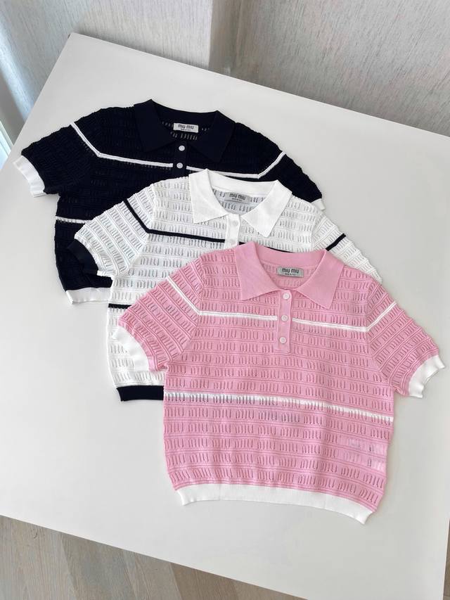 25新款 Miu Miu品牌的短袖polo领针织衫 分别为黑色 白色 粉色 polo领设计经典复古 针织纹理精致 不同颜色搭配条纹元素 时尚感十足 可单穿搭配休