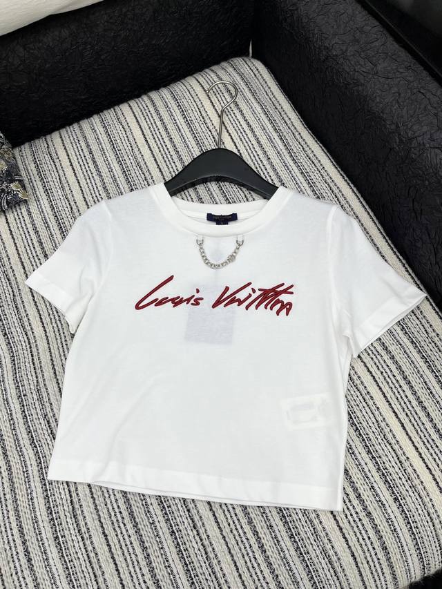 爆款现货 原单品质 Lv* 2025新品圆领刺绣 高腰短版型 定制Yb全棉材质 透气舒适 质感十足 凸显品牌格调 采用克重纯棉制成 略带有弹力 呈现显瘦视觉效果