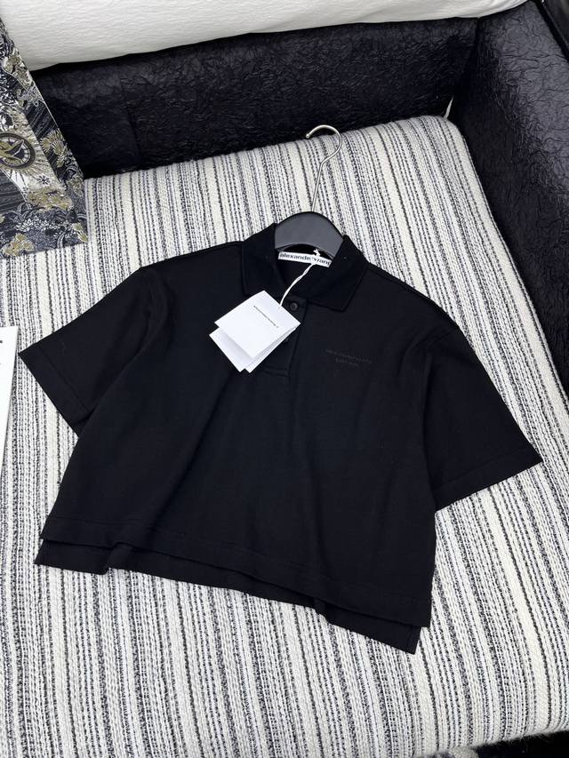 爆款现货 原版定制 Alex* 2025早春新品翻领polo短袖 定制Yb棉材质 透气舒适 同色系螺纹拼接图案 质感十足 常规版型裁剪 精致刺绣凸显品牌格调 修