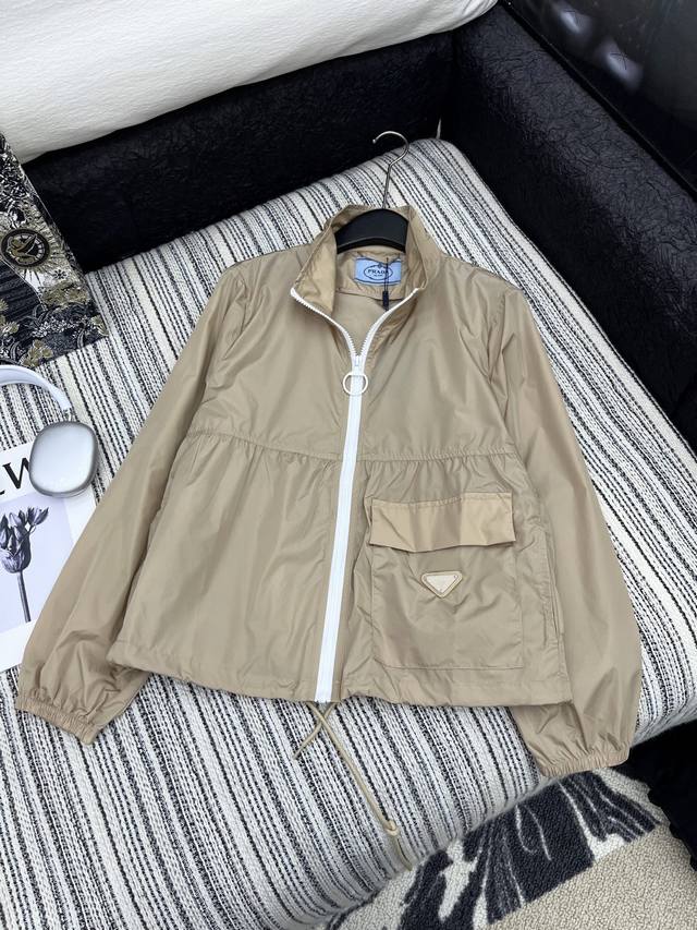 爆款现货 原版定制 prad* 2025新品立领防晒外套 定制Yb进口材质 舒适好穿 挺括有型 订制撞色拉链防晒外套 倒三角贴标 凸显品牌高级感 丰富视觉效果