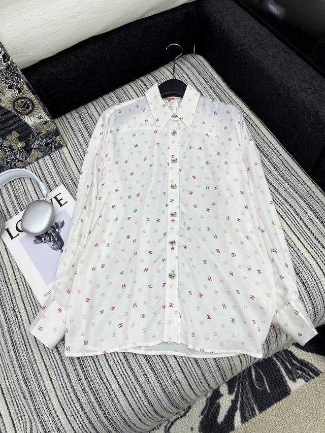 爆款现货 原单品质 Chan* 25中古系列彩色印花衬衫 设计高级又时髦 1:1订制重工面辅料 增添时尚格调 纯欲系搭配和谐 百搭王炸款 做工品质看细节 高版本