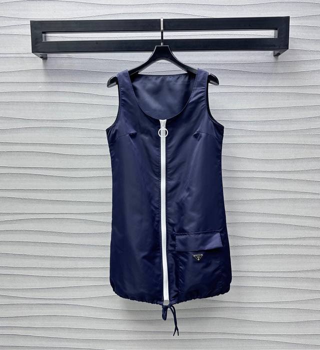 prad*2025新品上架 拉链背心裙 定制Yb进口再生尼龙材质 挺括有型 饰以白色拉链调节裙摆抽绳设计 方便穿脱 直筒版型裁剪对身材包容度大幅提高 圆领有效露