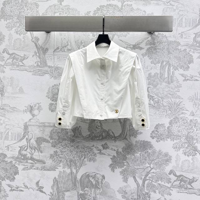 Louis Vuitto*2025新品上架 短款襟扣中袖衬衣 定制Yb进口斜纹全棉材质 垂顺舒适有型 沿用翻领开襟纽扣调节处理 配合肩侧斜裁压褶裁剪设计 增添造