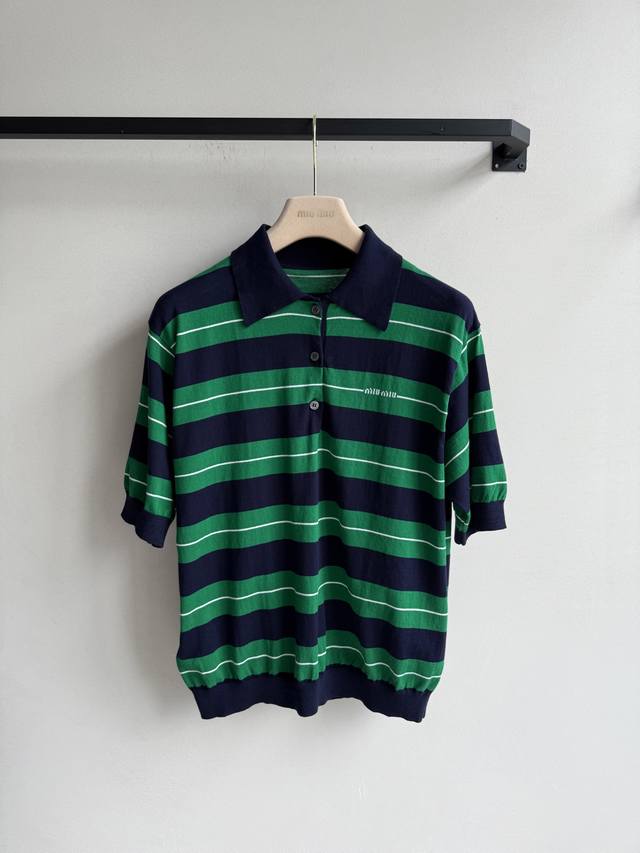 Miumi* 25Ss春夏新款 条纹polo针织短袖上衣原版开发 高版出品 翻领polo上衣裁剪 上身呈现休闲慵懒的穿搭格调 通体蓝绿白条纹粗细交错 钮扣半开襟