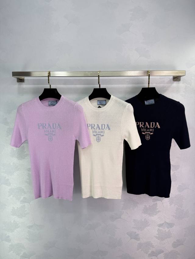 prada普拉达圆领针织短袖 面料柔软舒适 修身显瘦 适合日常穿搭 经典不过时的款式 3色3码Sml
