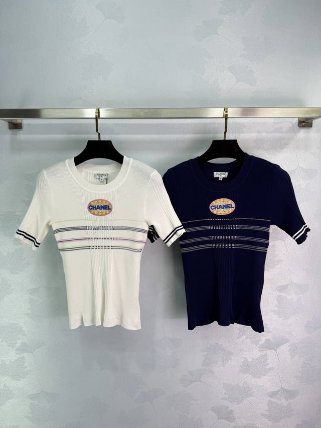 Chane*春夏新款短袖针织衫 胸口有品牌标志设计 简约又不失时尚 随意搭配都好看 2色3码Sml