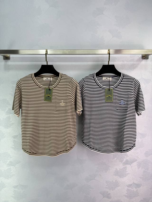 西太后Vivienne Westwood*以法式优雅为灵感 经典条纹融入短袖中 可搭配衬衫叠穿或单穿演绎慵懒氛围感 二色条纹就像把春夏穿在身上 自带柔光滤镜显白