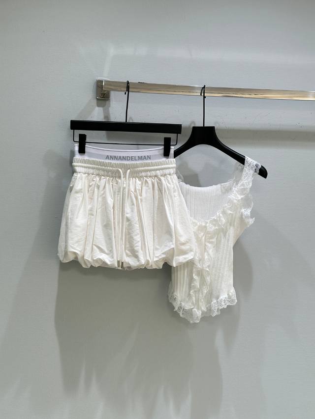 25Ss春夏新款上新 Ann双腰头拼接花苞裙 展现时髦辣妹穿搭 线条简洁滑爽舒适 蓬蓬宽松剪裁 内有安全裤打底 突显夏季的辣妹穿搭性感又显十足美腿营造亮眼的热辣