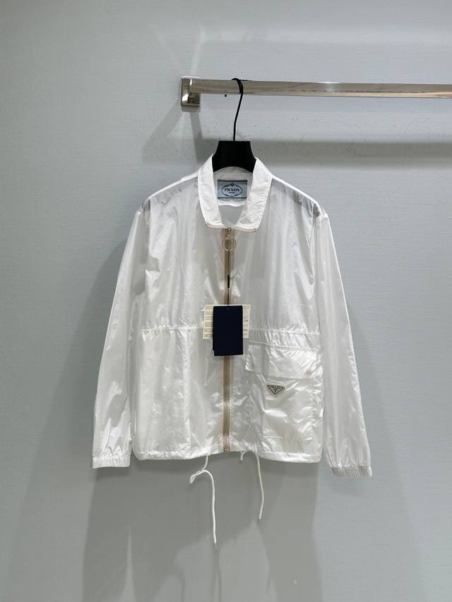 25Ss春夏新款上新 胶囊系列再生尼龙拉链夹克防晒外套 经典短款宽松版型下摆抽绳可调节设计 可甜可盐减龄时髦又帅气 进口再生尼龙记忆丝面料质感丝滑细腻挺阔舒适