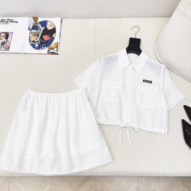 爆单款推荐 Miu 25Ss 春夏最新款减龄套装小Logo短款衬衫 +半裙 实物太好看了 很显气质 经典短款的剪裁 一套搭配显长腿比例 随意慵懒 天丝亚麻混纺面