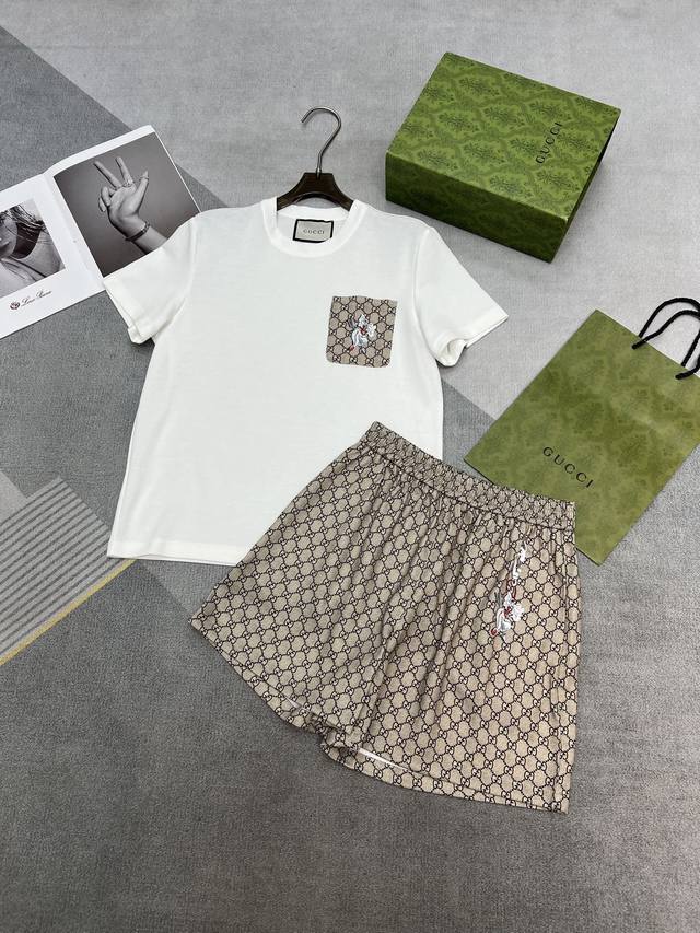 高品质Gucc* 25Ss夏季新款印花短裤+短袖T恤套装 口袋印花图案 高品质 简约气质 单色四码Smlxl