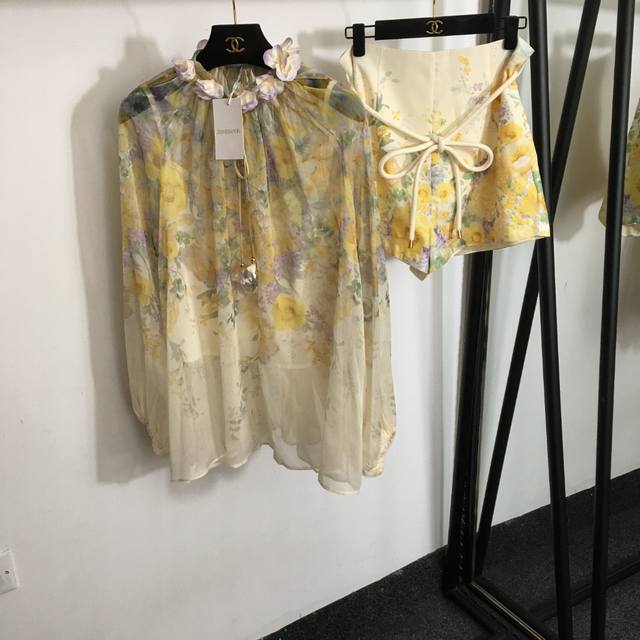 款号 2486 Zimmermann新款套装 气质印花立体花朵领边灯笼长袖衬衣上衣+系绳收腰短裤+吊带里衬 黄色 S-Xl M码 胸围88 长34 胸围142