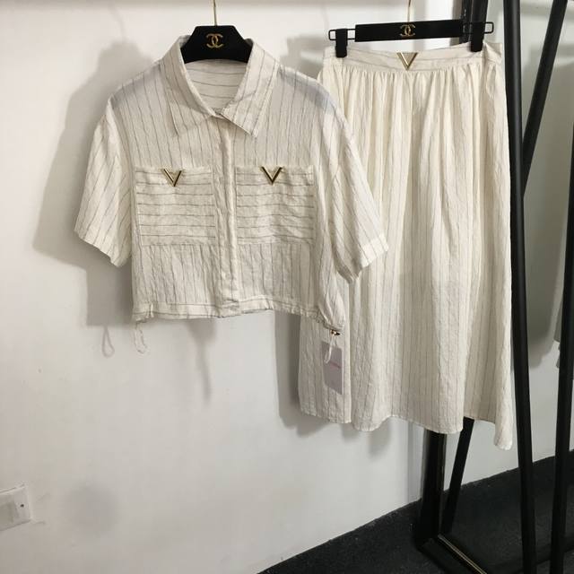 款号20253077 Valentin*新款套装 金属V字母条纹翻领短袖衬衣+高腰半裙 白色 杏色 Sml M码 肩宽49 胸围108 袖长19 衣长45 腰围