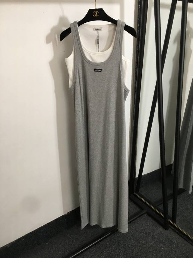 款号20253074 Miumi*新款 领标Logo贴布 假两件拼接无袖背心连衣裙 长裙 灰色 绿色 浅蓝色 黄色 咖色 黑色 深灰色 Sml M码 胸围74