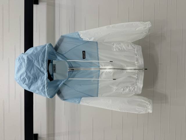 上新原单高端品质 Miumi*2025春夏最新系列 拼色连帽防晒外套 定制进口材质 舒适好穿 挺括有型 拉链连帽防晒外套 通体网面设计配合拼色效果出彩 胸前采用
