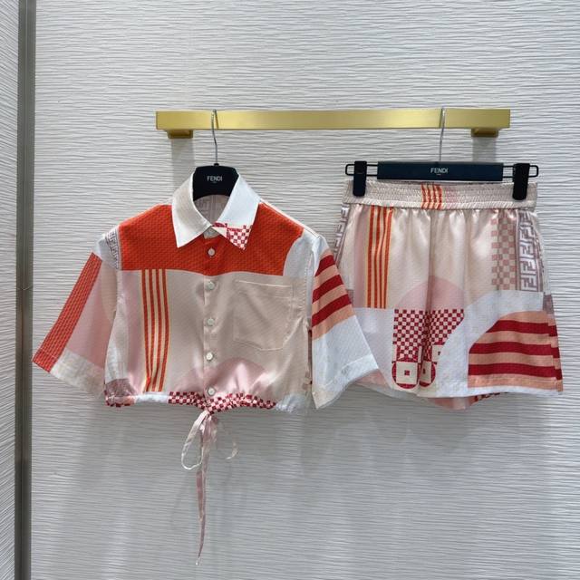 Fend* 2025Ss新款套装 提花印花 面料丝滑光洁 经典又有型 各种都能完美驾驭 高级成衣做法 细节美到爆 精美又日常 轻松驾驭 质感棒棒哒 减龄 时尚