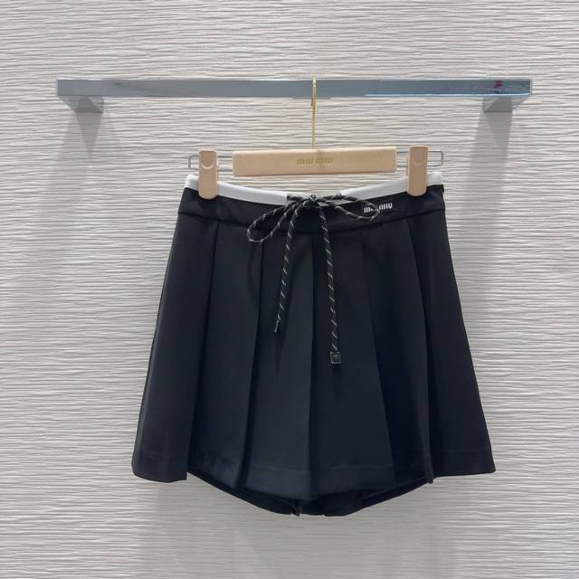 Miu Mi*2025Ss新款短裤裙 上身特别赞 搭配的风格也很通吃 精致高级定制 富有肌理感的面料质感超赞 复古优雅 上身酷帅减龄时髦精 Sml S裤长36