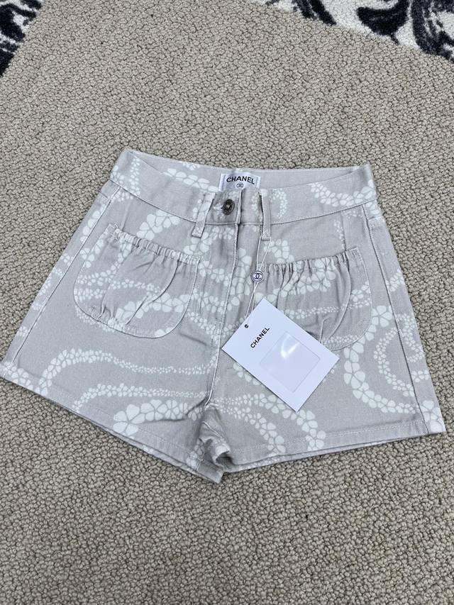 解锁Chanel Coco沙滩系列牛仔短裤 邂逅海边的时髦精 短裤采用经典牛仔面料 纹理清晰 质感满满 透气又耐磨 即便在炽热阳光下长时间漫步 也不会觉得闷热