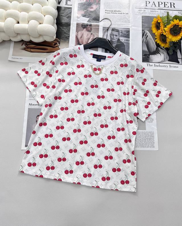 Louis Vuitton 2025Ss新品震撼上架 这款活性印花樱桃 Tee 重新定义潮流 精选 Yb 丝光全棉材质 质感卓越 自带光泽 透气又舒适 给肌肤最