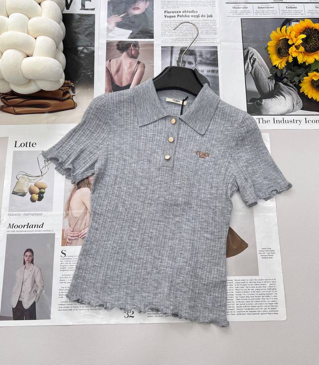 Fendi25Ss新款polo纽扣针织短袖 采用羊毛混纺完美融合两者优势 既拥有羊毛的柔软与挺括质感 又具备透气 顺滑与抗皱特性 polo衫领口更修饰颈部线条