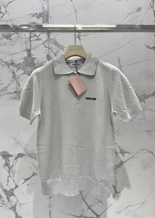 缪家 25春夏新款米色字母Logo针织polo衫 米色的针织polo衫 颜色温柔得就像春天的微风 穿在身上感觉整个人都柔和了起来 经典的polo领设计 加上缪家