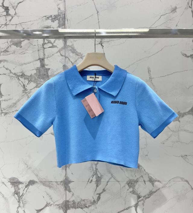 缪家学院风减龄polo领短款T恤 简直就是青春校园剧的女主角本人啦 经典的polo领设计 配上简约又不失格调的学院风图案 简直是减龄神器 颜色也是超级嫩 像是从
