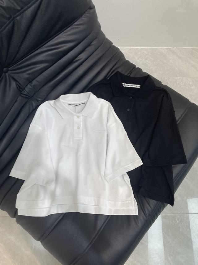 Alex*Wang25春夏新品翻领polo衫短袖T恤 定制Yb棉材质 透气舒适 同色系螺纹拼接图案 质感十足 常规版型裁剪 精致刺绣凸显品牌格调 修身显瘦视觉效