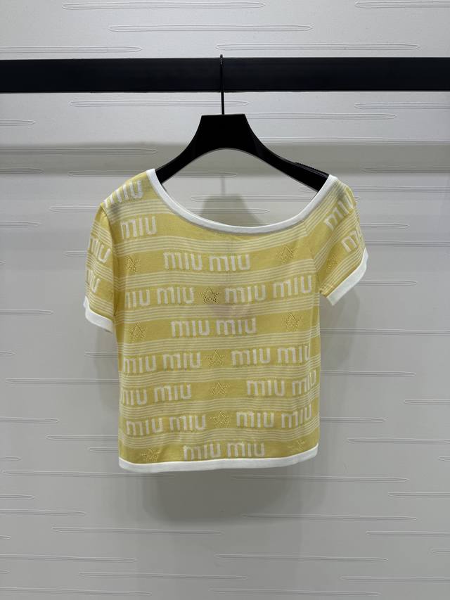 上新原单高端品质 Miumi*2025春夏最新系列 斜肩条纹针织短袖 定制羊毛纱线织造 舒适软糯 弹力十足 斜肩针织短袖裁剪 领口斜裁以螺纹细包边 弹力收紧贴合