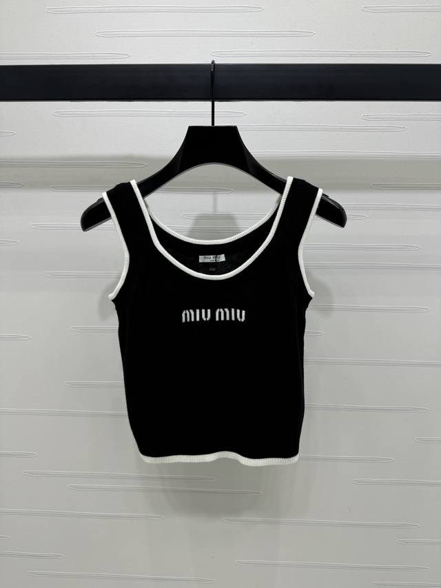 上新原单高端品质 Miumi*2025春夏最新系列 字母徽标针织吊带背心 定制丝毛针织材质 细腻柔软 领口袖口衣摆螺纹收边 弹力舒适 增添造型层次感 胸前字母徽