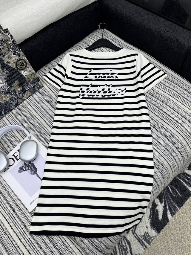 爆款现货 原单品质 Lv 25新品一字领短袖针织裙 精致常规版型上身巨显瘦 定制提花工艺 低调奢华 时髦精必备单品解锁所有穿搭 认准我家品质 经典单品时髦又高级