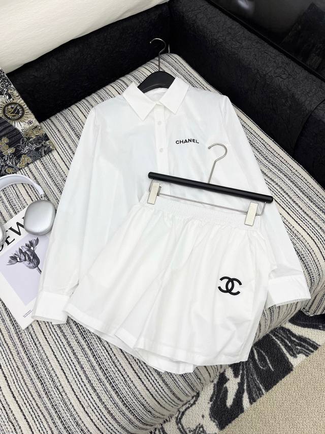 夏日氛围感拉满 Chane*小香风刺绣翻领衬衫+松紧腰短裤套装来袭 亲肤丝棉面料 自带温柔触感 像把云朵穿在身上 精致刺绣点缀 细节彰显高级感 松紧腰短裤巧妙藏