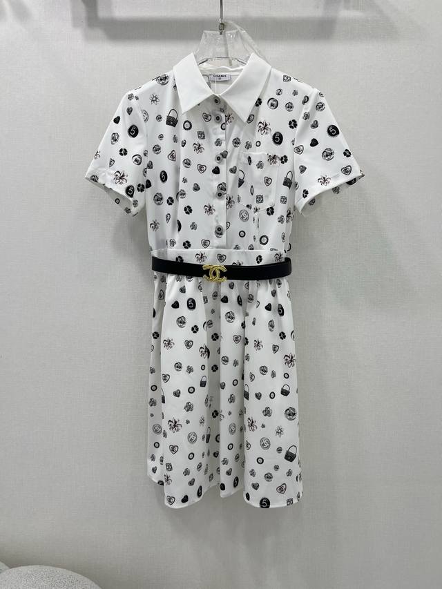 Chan*L 25夏季新款连衣裙 经典品牌印花添加了包包宝石元素 经典与潮流的碰撞 订制面料 精致的设计 薄款面料轻松拿捏炎炎夏日 不仅甜美又十分复古 气质少女