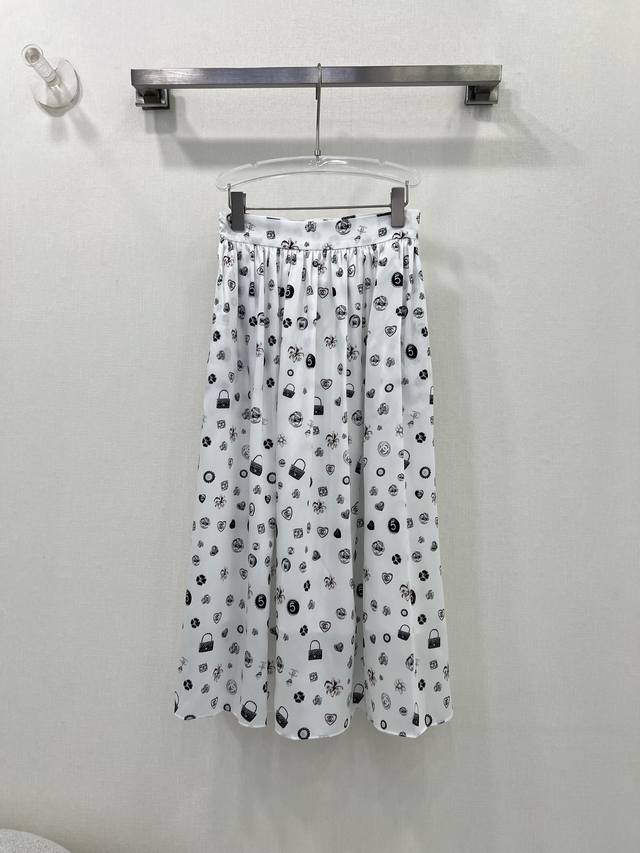 Chan*L 25夏季新款 经典品牌印花添加了包包宝石元素 经典与潮流的碰撞 订制面料 精致的设计 薄款面料轻松拿捏炎炎夏日 不仅甜美又十分复古 气质少女感氛围