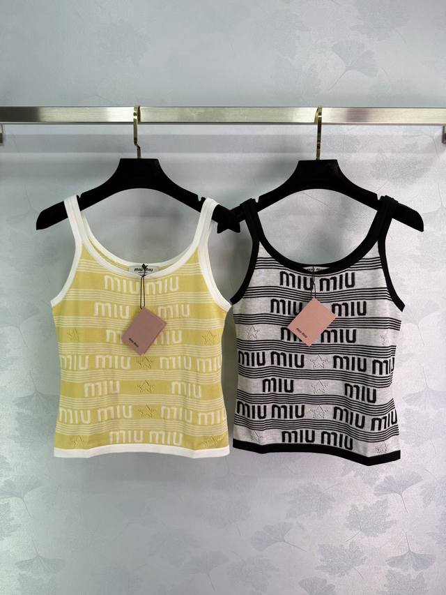 Miu*针织背心 黑白和黄色两款 经典Logo设计 百搭时尚 舒适透气 适合日常穿搭或搭配其他衣物 T226B