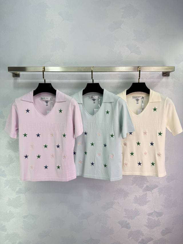 Dior*简约又高级 压花字母满满的奢华感 再加上几颗俏皮的小星星 瞬间为整体增添了几分灵动与活泼 细节之处尽显品牌的用心~ 无论是搭配牛仔裤打造休闲风 还是配