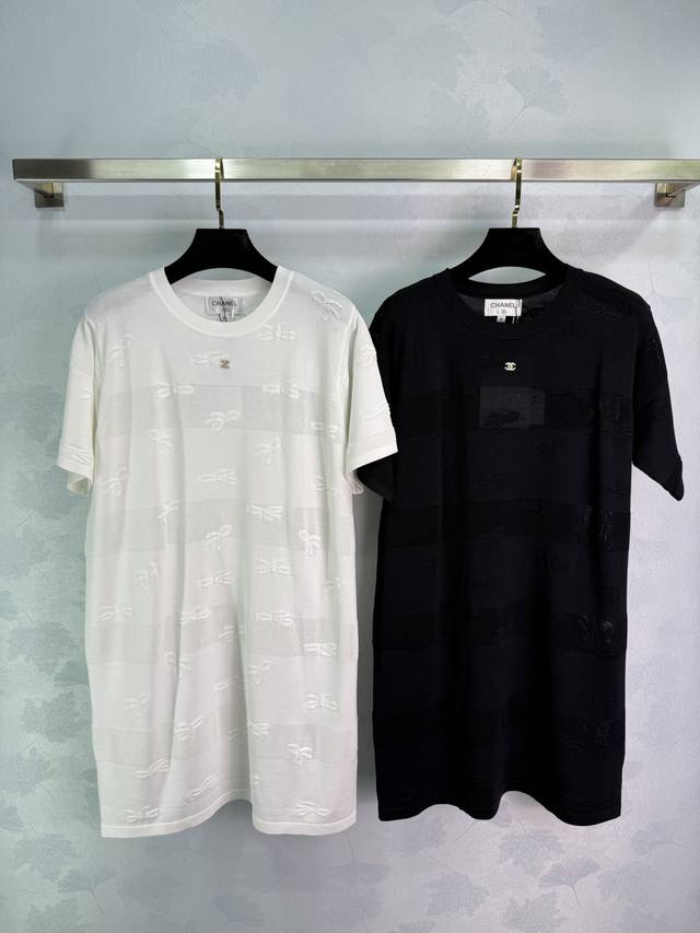 25夏季Chane*新款亲肤舒适绢丝棉 圆领立体蝴蝶结+网眼镂空针法 订双C钻章仔直筒版型短袖连衣裙 精致气质 优雅时髦 米白 黑色两色 尺码Sml T226B