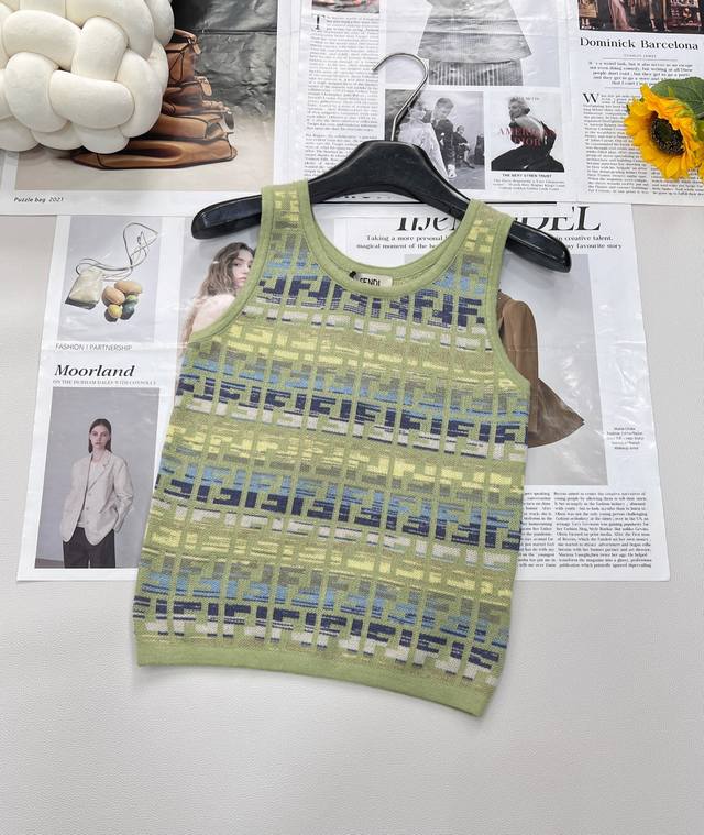 Fendi 25Ssff Logo多巴胺彩色针织背心 超爱的这款 超级有气质 没穿之前可能感觉有点老气一上身保证大型真香现场采用进口超细机织作 每个Logo的间