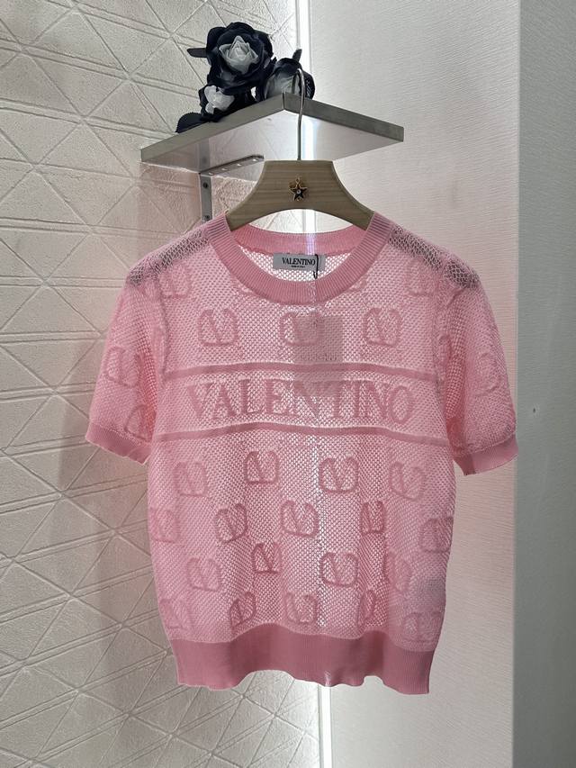 Valentin*2025新品上架 微透提花针织短袖 定制Yb丝棉纱线织造 质感冰爽透气 针织短袖上衣剪裁 通体利用细密钩针肌理交织 勾勒出完整与缩略字母花纹图