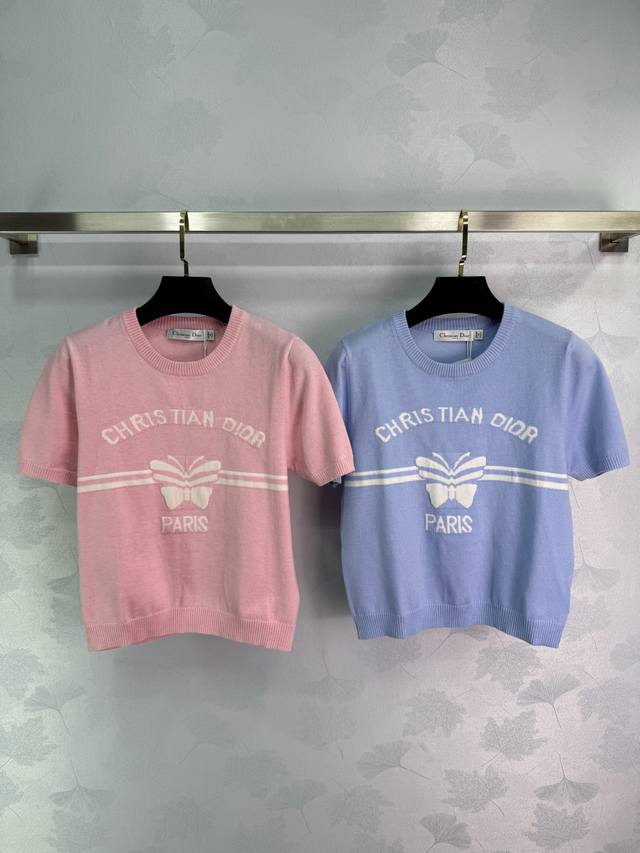 Dio*25夏季新款针织圆领短袖每一件都绣有标志性的 Christian Dior paris 字样与蝴蝶元素 彰显品牌格调 优质针织面料 触感柔软 穿着舒适透