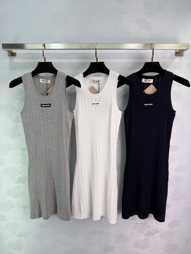 螺纹镂空背心裙 独家出品 以经典灰色 纯净白色及高贵宝蓝色优雅呈现 三款色彩各具风情 精致的螺纹设计勾勒出曼妙身姿 镂空元素巧妙融入 增添一抹性感与透气灰色款低