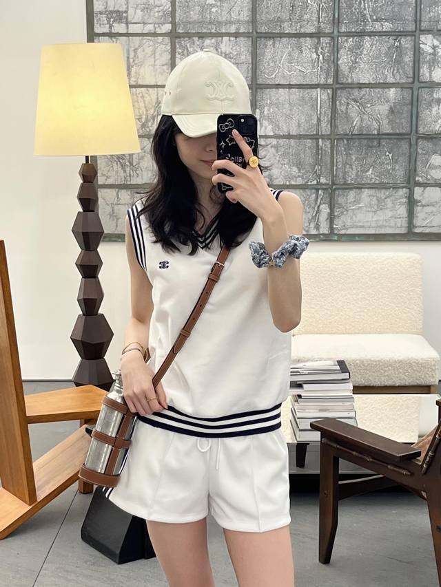 Celin* 25Ss春夏新款 V领无袖背心上衣丨独家高版出品 选用100%棉材质 天然亲肤 V领修饰颈部线条 拉长颈部视觉效果 无袖设计露出手臂线条 展现利落