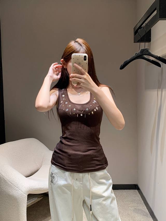 Miumi* 25Ss春夏新款 焦糖色钉珠金属装饰修身背心丨独家高版出品 随意上身都是Ins博主风 干净利落的剪裁搭配质感绝佳的定制面料轻松穿出时髦感 细腻超有