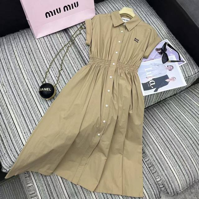 强烈推荐 25年早春夏系列 Miu*新款翻领短袖衬衫连衣裙 松紧腰设计 刺绣字母点缀