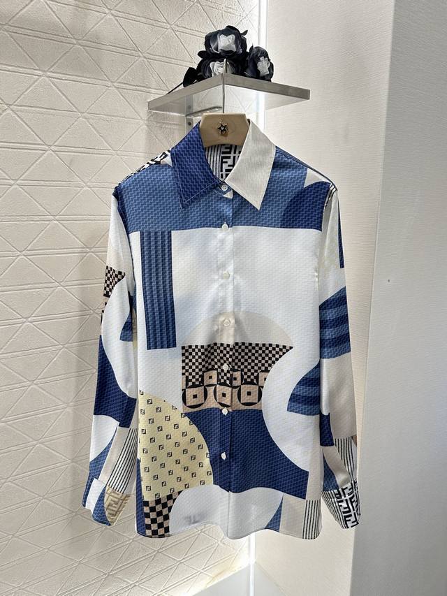 fend*2025新品上架 提花衬衣长裤套装 定制Yb进口提花斜纹稠材质 质感光泽 垂顺舒适 提花衬衣长裤套装 通体蓝白色块碰撞交替 艺术感十足 Oversiz
