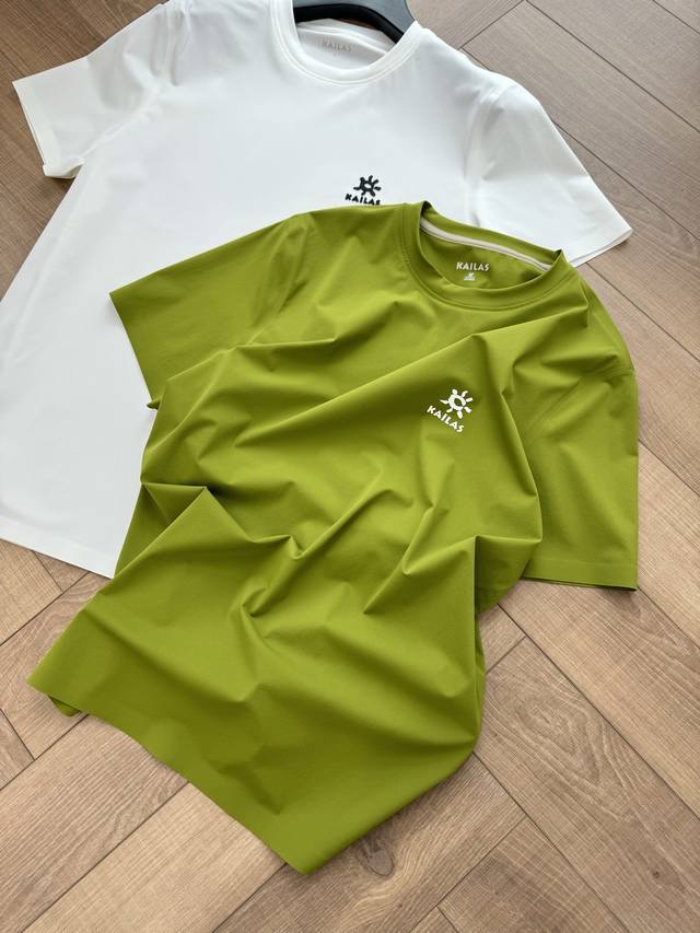 采用意大利进口针织面料 手感如云朵般柔软让夏日着衣皮肤不再不适 体感升级 polygiene抗菌技术 减少出汗异味 具有吸湿速干功能 出汗不粘 舒适干爽 超强速