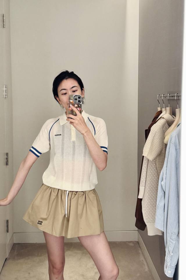 Miumi* 25Ss春夏新款 镂空翻领polo短袖上衣丨独家高版出品 薄款舒适透气不挑人 减龄洋气必备单品 微标Logo设计 采用轻薄的针织面料有着高质感的舒
