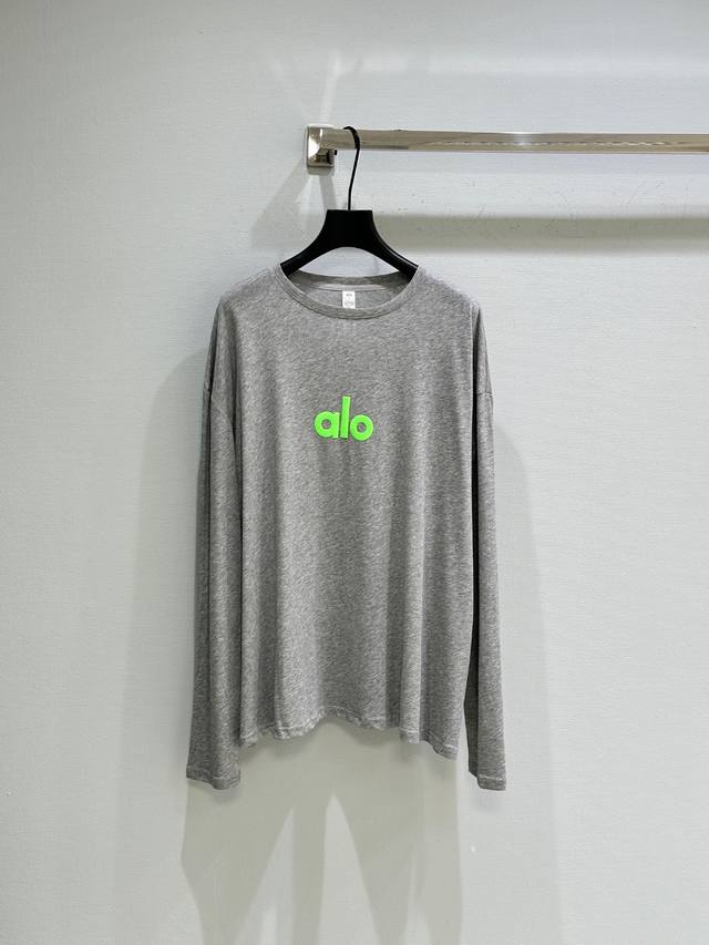 25Ss春夏新款上新 经典的圆领设计 贴合颈部曲线 不挑脸型 适配各种风格 胸前那抹亮眼的荧光绿 Alo 字母印花 在低调沉稳的灰色底色衬托下 它宛如夜空中闪烁