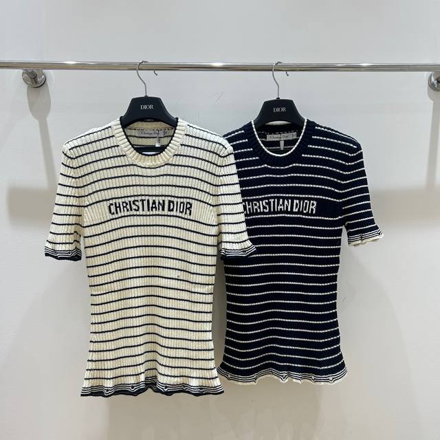 简洁时尚 迪奥Dior短袖 条纹拼接经典升级 挑孔圆领展露精致锁骨 简约不失格调 夏日女装优选 尽显优雅风范 三码二色现货供应